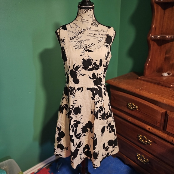 Ladies White dress w/ Black Floral - Picture 1 of 3